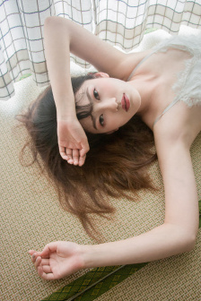 美女脱得只剩皮肤和胸